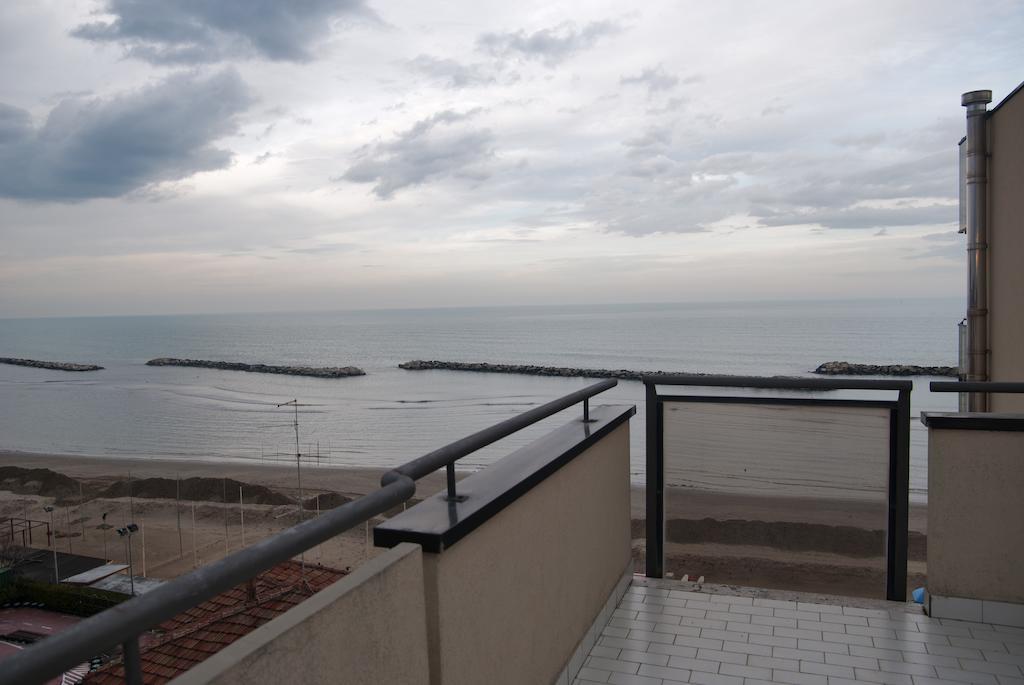 Appartamento con 2 Camere da Letto e Vista Mare Frontale
